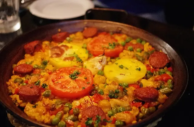 10 Ingredientes Esenciales para Cocinar la Paella Perfecta