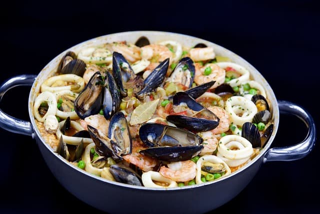 Cómo Hacer una Paella de Mariscos Auténtica: Receta y Consejos
